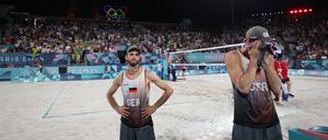Clemens Wickler und Nils Ehlers enttäuscht nach dem verlorenen Olympia-Finale in Paris.