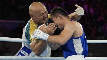 Hasanboy Dusmatov (r) feiert mit seinem Trainer Tulkin Kilichev, nachdem er das Finale gewonnen hat. 