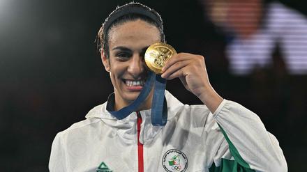 Imane Khelif freut sich über Gold. 