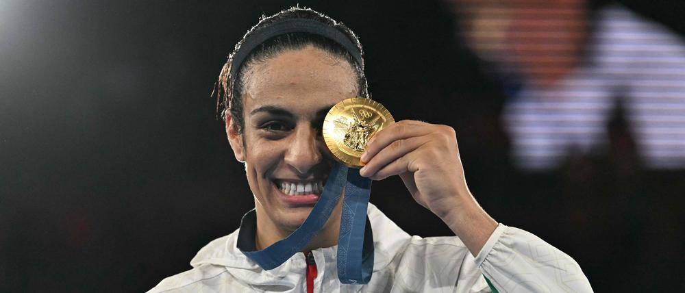 Imane Khelif freut sich über Gold.