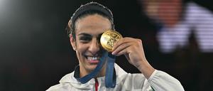 Imane Khelif freut sich über Gold. 