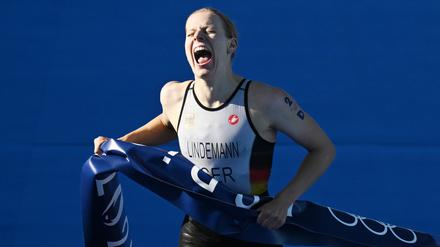 Laura Lindemann holt mit ihrem Endspurt Gold für die Triathlon-Mixed-Staffel.