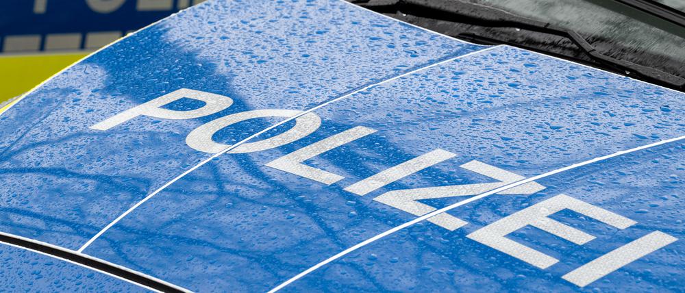 Schriftzug „Polizei“ ist auf der Kühlerhaube eines Autos zu lesen.