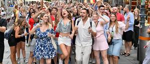 Fans von Taylor Swift versammelten sich in den Straßen Wiens, nachdem drei Konzerte von Taylor Swift im Ernst-Happel-Stadion wegen eines geplanten Anschlags abgesagt wurden. 