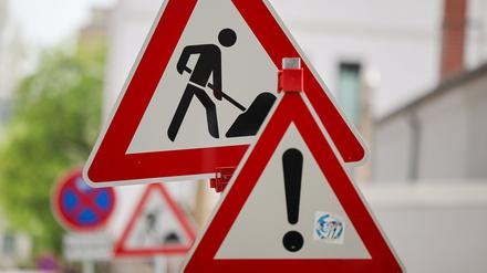 Schilder warnen vor einer Baustelle. (Symbolbild)