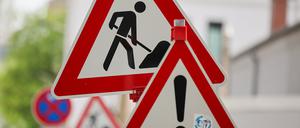 ARCHIV - 09.04.2024, Sachsen, Leipzig: Schilder warnen vor einer Baustelle. (zu dpa: «Immer wieder Diebe auf Dresdner Großbaustelle») Foto: Jan Woitas/dpa +++ dpa-Bildfunk +++