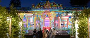 Bunte Bildergalerie. Eine Vielzahl von Schlossgebäuden im Park Sanssouci wurden mit Farben und Ornamenten illuminiert.
