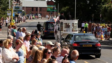 Hunderte Menschen wohnten der Beerdigung des bei einem Messerangriff in Southport getöteten Mädchens bei. 