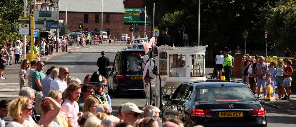 Hunderte Menschen wohnten der Beerdigung des bei einem Messerangriff in Southport getöteten Mädchens bei. 