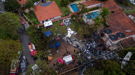 Trümmer liegen an der Absturzstelle eines Flugzeugs im brasilianischen Bundesstaat Sao Paulo (Luftaufnahme mit einer Drohne). Die brasilianischen Behörden versuchen herauszufinden, was genau die Ursache für den Flugzeugabsturz am Vortag war, bei dem alle 61 Menschen an Bord ums Leben kamen. 