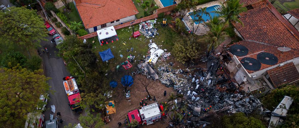Trümmer liegen an der Absturzstelle eines Flugzeugs im brasilianischen Bundesstaat Sao Paulo (Luftaufnahme mit einer Drohne). Die brasilianischen Behörden versuchen herauszufinden, was genau die Ursache für den Flugzeugabsturz am Vortag war, bei dem alle 61 Menschen an Bord ums Leben kamen.