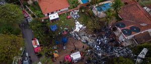 Trümmer liegen an der Absturzstelle eines Flugzeugs im brasilianischen Bundesstaat Sao Paulo (Luftaufnahme mit einer Drohne). Die brasilianischen Behörden versuchen herauszufinden, was genau die Ursache für den Flugzeugabsturz am Vortag war, bei dem alle 61 Menschen an Bord ums Leben kamen. 