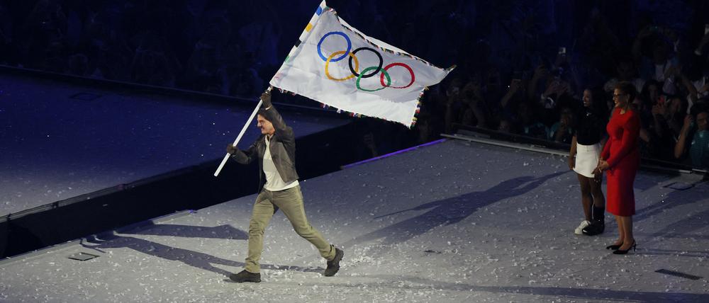 Tom Cruise bringt die olympische Flagge von Paris direkt mit der Motorrad nach Los Angeles.