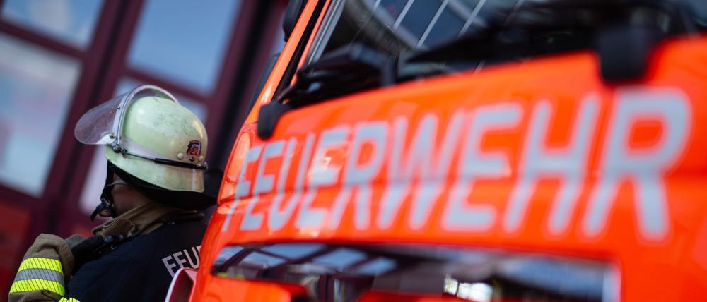 Bei einem Brand in einer Wohnung in Berlin-Friedrichsfelde stirbt ein Mensch. (Symbolbild)