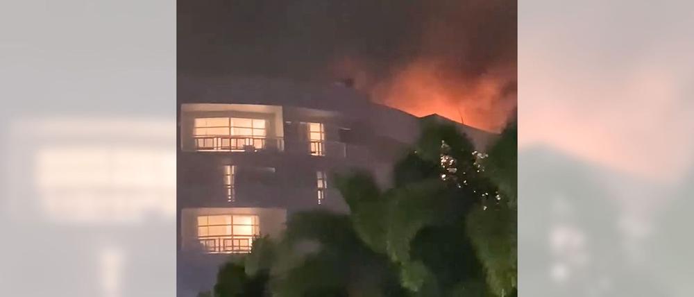 Das Dach des Hotels ging sofort in Flammen auf.