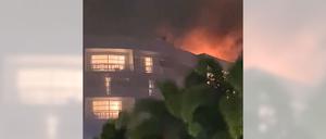 Das Dach des Hotels ging sofort in Flammen auf.