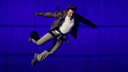 Der Schauspieler Tom Cruise springt während der Schlussfeier vom Dach des Stade de France. 