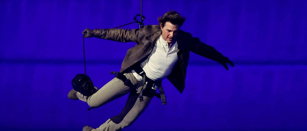 Der Schauspieler Tom Cruise springt während der Schlussfeier vom Dach des Stade de France.