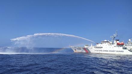 Auf diesem von der philippinischen Küstenwache zur Verfügung gestellten Foto setzt ein Schiff der chinesischen Küstenwache (r) seine Wasserkanonen gegen ein Schiff des philippinischen Bureau of Fisheries and Aquatic Resources (BFAR, nicht im Bild) ein, als es sich der Scarborough Shoal im umstrittenen Südchinesischen Meer nähert.