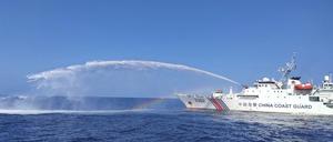 Auf diesem von der philippinischen Küstenwache zur Verfügung gestellten Foto setzt ein Schiff der chinesischen Küstenwache seine Wasserkanonen gegen ein Schiff des philippinischen Bureau of Fisheries and Aquatic Resources (BFAR, nicht im Bild) ein, als es sich der Scarborough Shoal im umstrittenen Südchinesischen Meer nähert. 