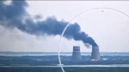 Rauch steigt in dem von Russland besetzten Atomkraftwerk Saporischschja im südukrainischen Enerhodar auf.