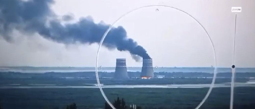 Rauch steigt in dem von Russland besetzten Atomkraftwerk Saporischschja im südukrainischen Enerhodar auf.