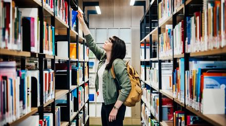 Studentin in einer Bibliothek.