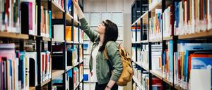 Studentin in einer Bibliothek.