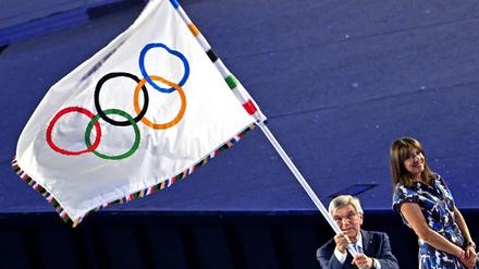 Eine Liebesbeziehung. Thomas Bach und die olympische Flagge.
