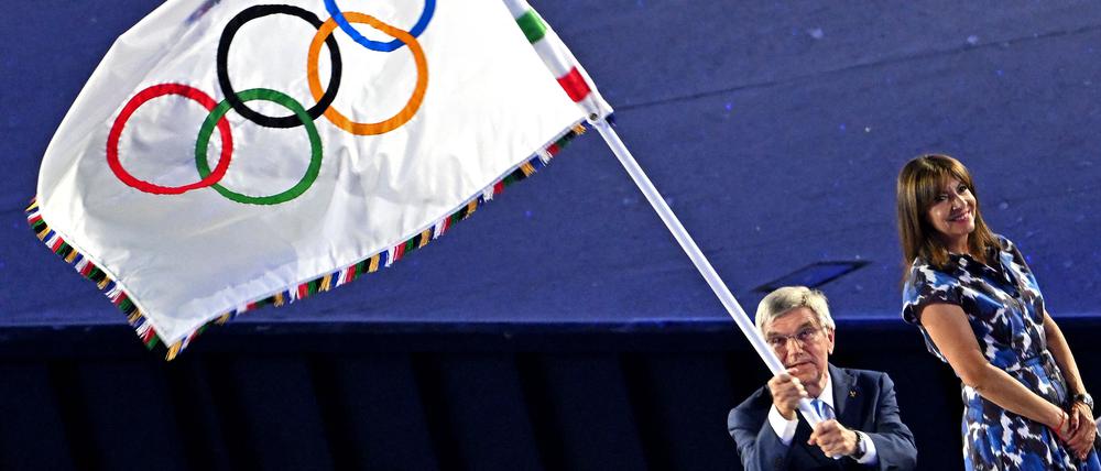 Eine Liebesbeziehung. Thomas Bach und die olympische Flagge.