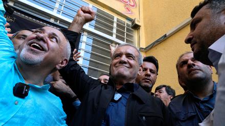 Der neue iranische Präsident mit Mohammed-Dschawad Sarif (links). 