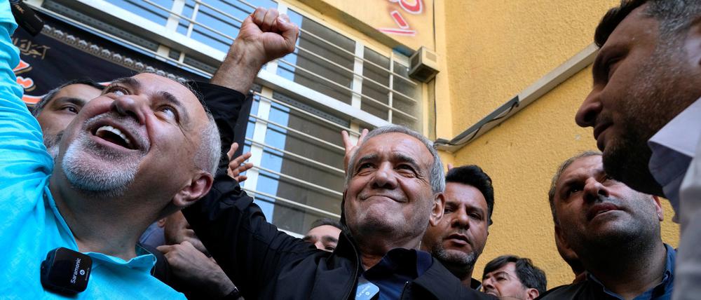 Der neue iranische Präsident mit Mohammed-Dschawad Sarif (links). 