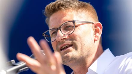 Rene Springer, AfD-Landesvorsitzender Brandenburg, spricht auf einer Wahlkampfveranstaltung der AfD Brandenburg in Cottbus. 
