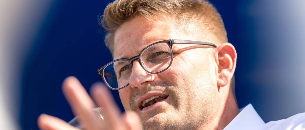 Rene Springer, AfD-Landesvorsitzender Brandenburg, spricht auf einer Wahlkampfveranstaltung der AfD Brandenburg in Cottbus.