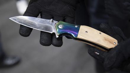 Ein Bundespolizist zeigt ein sichergestelltes Messer.