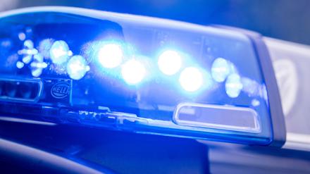 Ein Blaulicht leuchtet an einer Polizeistreife. 