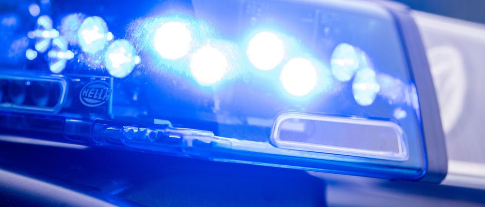 Ein Blaulicht leuchtet an einer Polizeistreife.