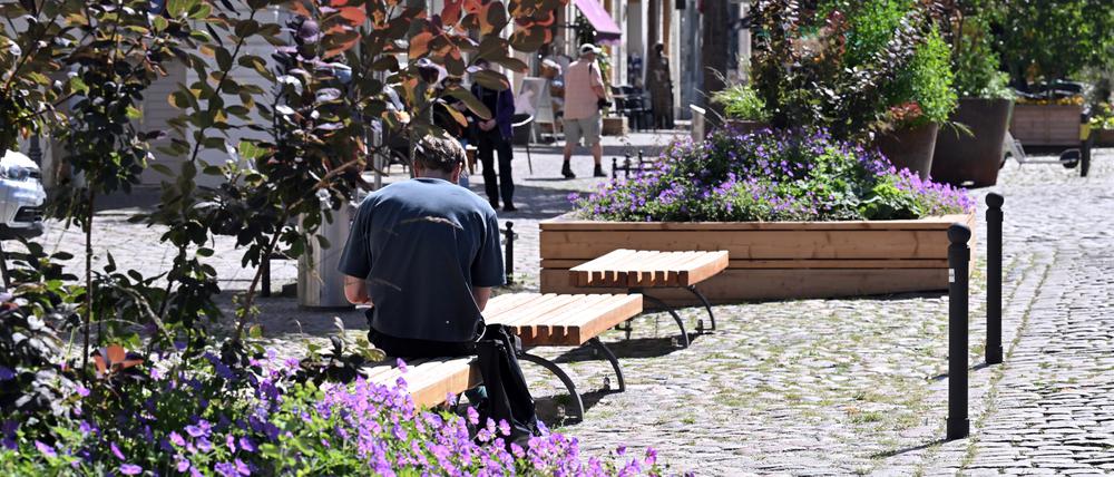 Blumen und Bänke anstelle von Parkplätzen: Ein Teil der Dortustraße ist im Rahmen eines Modellprojektes seit März verkehrsberuhigt.