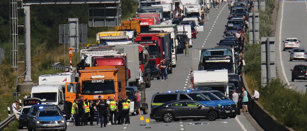 Ein 55-Jähriger bedroht nach einem Unfall Polizisten mit einem Messer. Erst ein Schuss in den Oberschenkel kann ihn nach Polizeiangaben aufhalten.