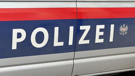 Der Schriftzug „Polizei“ auf einem österreichischen Polizeiauto. (Symbolfoto)