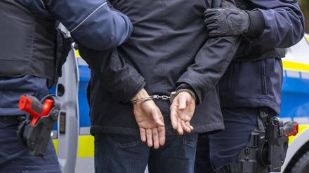 Polizei nimmt einen Tatverdächtigen fest.