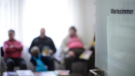 Patienten warten im Wartezimmer einer Arztpraxis (Symbolbild).