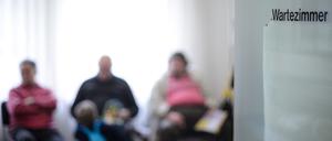 Patienten warten im Wartezimmer einer Arztpraxis (Symbolbild).