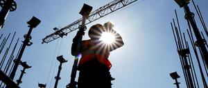 China, Zhengzhou: Ein Arbeiter trinkt Mungobohnensuppe, um sich vor der Hitze auf einer Baustelle in Zhengzhou in der zentralchinesischen Provinz Henan abzukühlen.