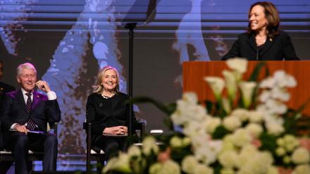 Der frühere US-Präsident Bill Clinton, seine Frau und die frühere Präsidentschaftskandidatin Hillary und Vize-Präsidentin Kamala Harris. 