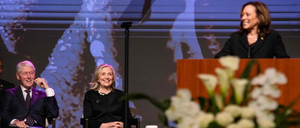Der frühere US-Präsident Bill Clinton, seine Frau und die frühere Präsidentschaftskandidatin Hillary und Vize-Präsidentin Kamala Harris. 