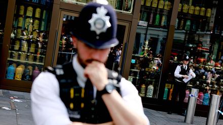 Polizisten stehen am Leicester Square in London.