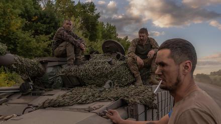 Eine ukrainische Panzer-Crew macht am 12. August in der Region Sumy Pause.