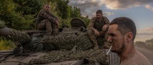 Eine ukrainische Panzer-Crew macht am 12. August in der Region Sumy Pause.