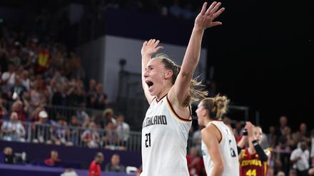 Svenja Brunckhorst jubelt nach dem Finalsieg der deutschen Basketballerinnen gegen Spanien.